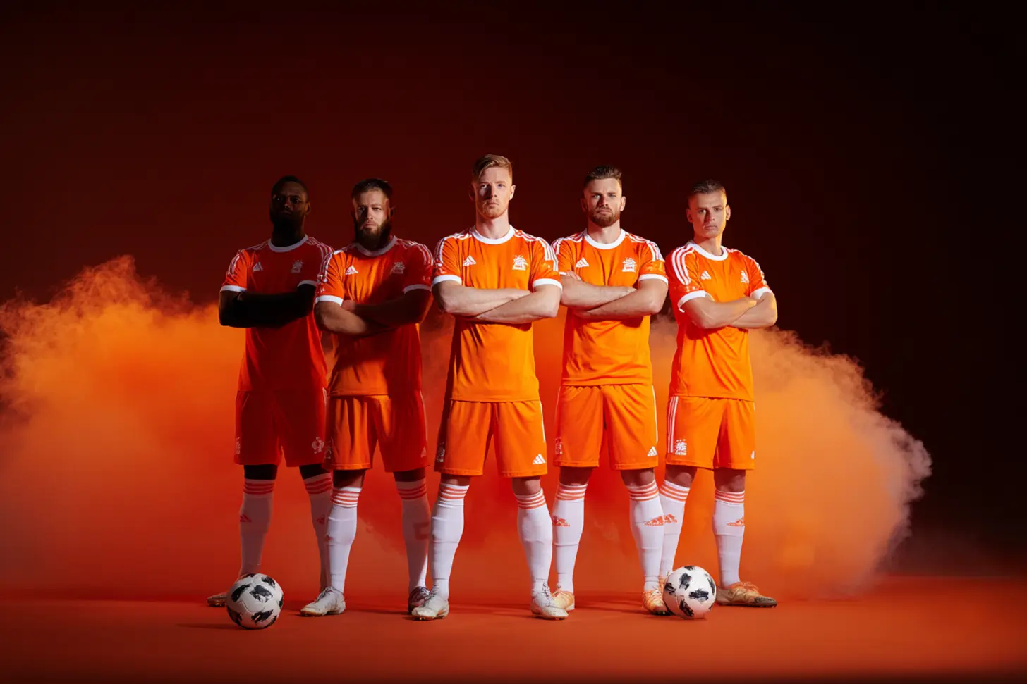 Plantel de jugadores con la camiseta naranja oficial de BetWarrior